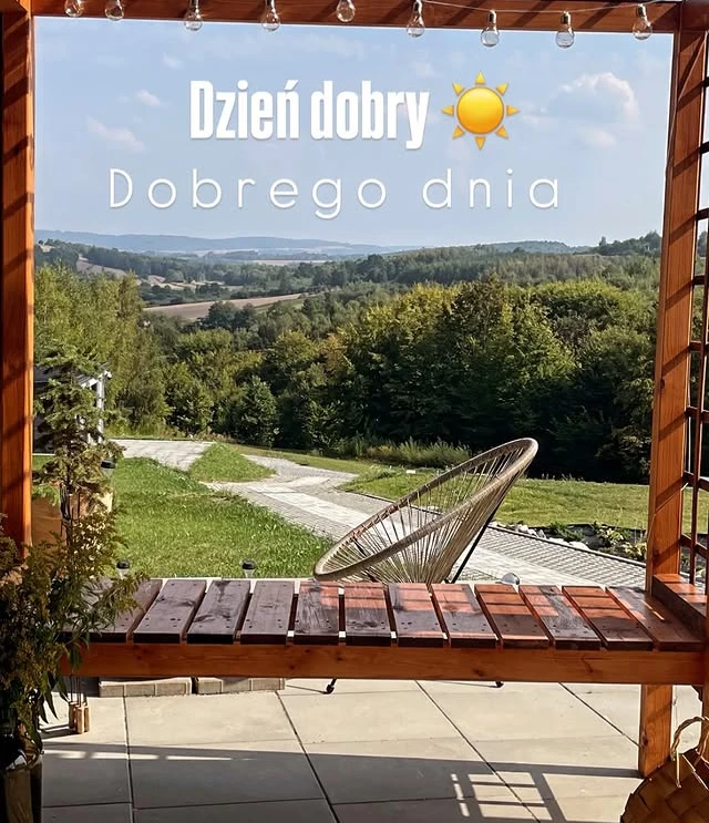 Domki na wzgórzu pośród roztoczańskiej przyrody